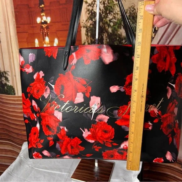 VICTORIAS SECRET ROSE TOILE FLORAL LIMITED EDITION TOTE 🌹🌹❤️❤️ - Picture 11 of 12